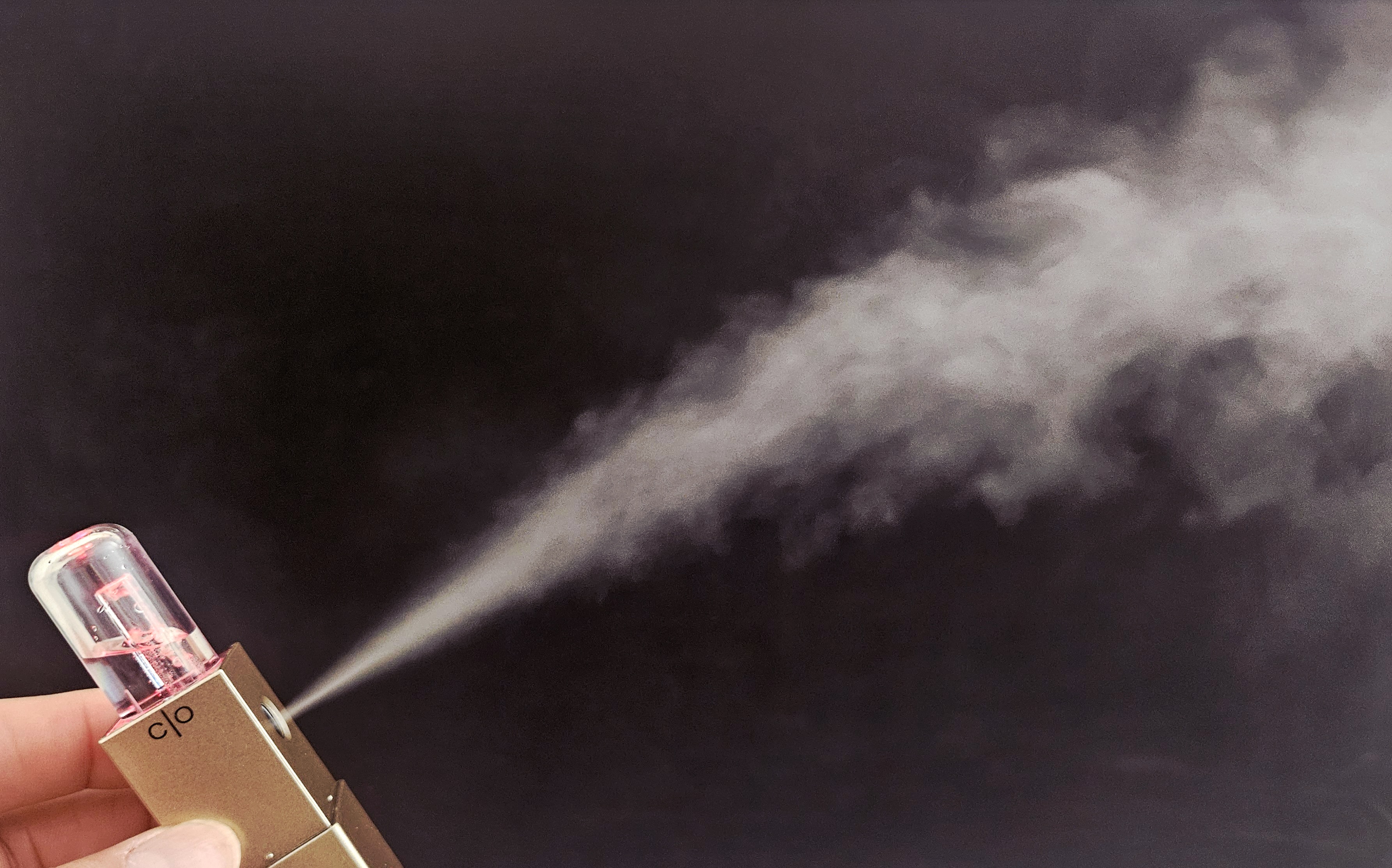 Ultra-fine Spray (~30–50nm) mist still image · 초미세 분사 정지 이미지
