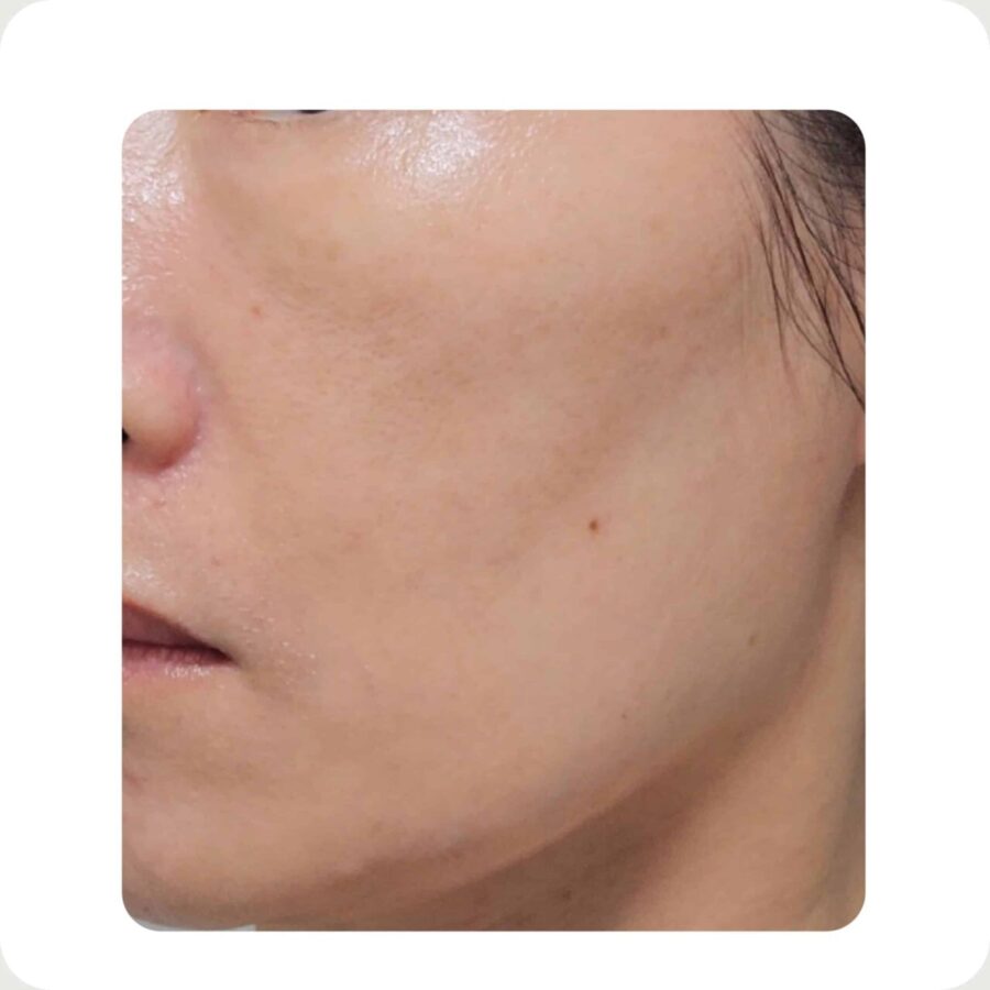 Base makeup immediately after application: initial even coat & adhesion on skin